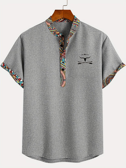 Herren Ethno-Kurzarmshirt mit Modernem Muster und V-Ausschnitt – Lässige Mode für Alltag und Freizeit