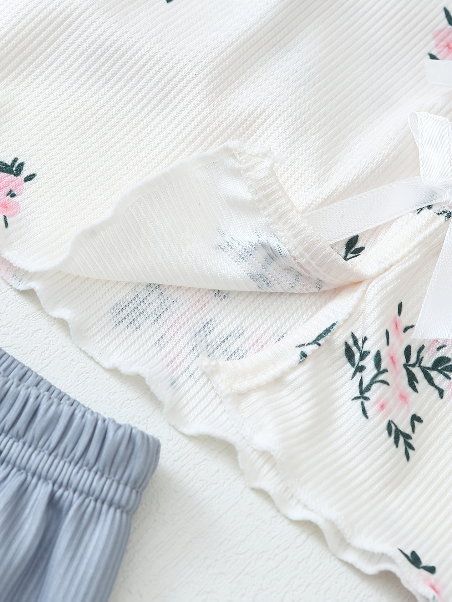 Damen Pyjama Set mit Blumenmuster – 3-teiliges Sommer Schlafanzug Set mit Träger-Top und Shorts, Ideal für Zuhause und als Nachtwäsche