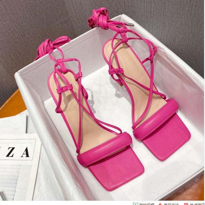 Margaret – Stiletto-Absatz mit Cutout und Knöchelriemen