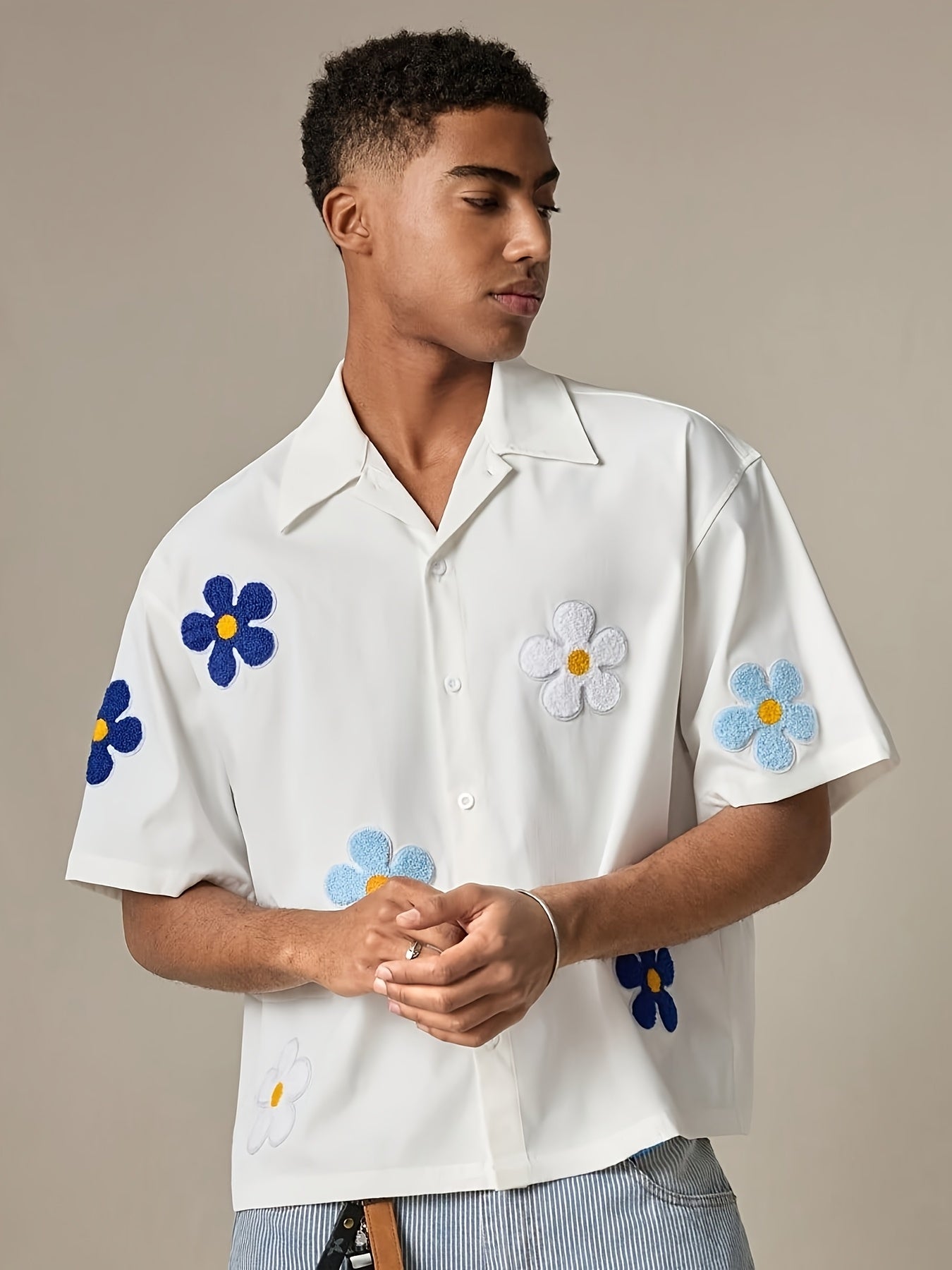Herren Freizeit-Hemd mit Blumenstickerei und kurzem Ärmel – Modernes, verspieltes Design für Alltag und Ausgehen