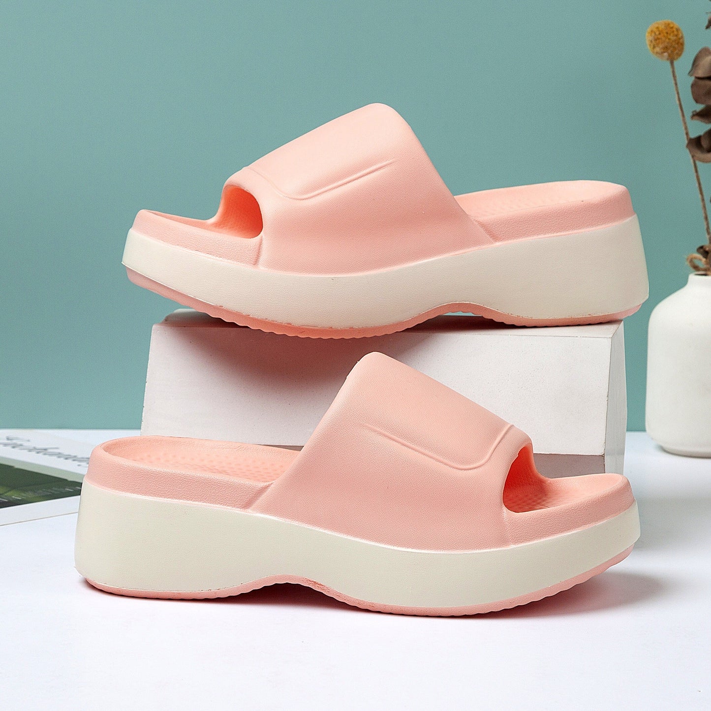 Damen Plateau-Slipper – Bequeme Sommer Hausschuhe mit offener Zehenpartie und rutschfester Sohle