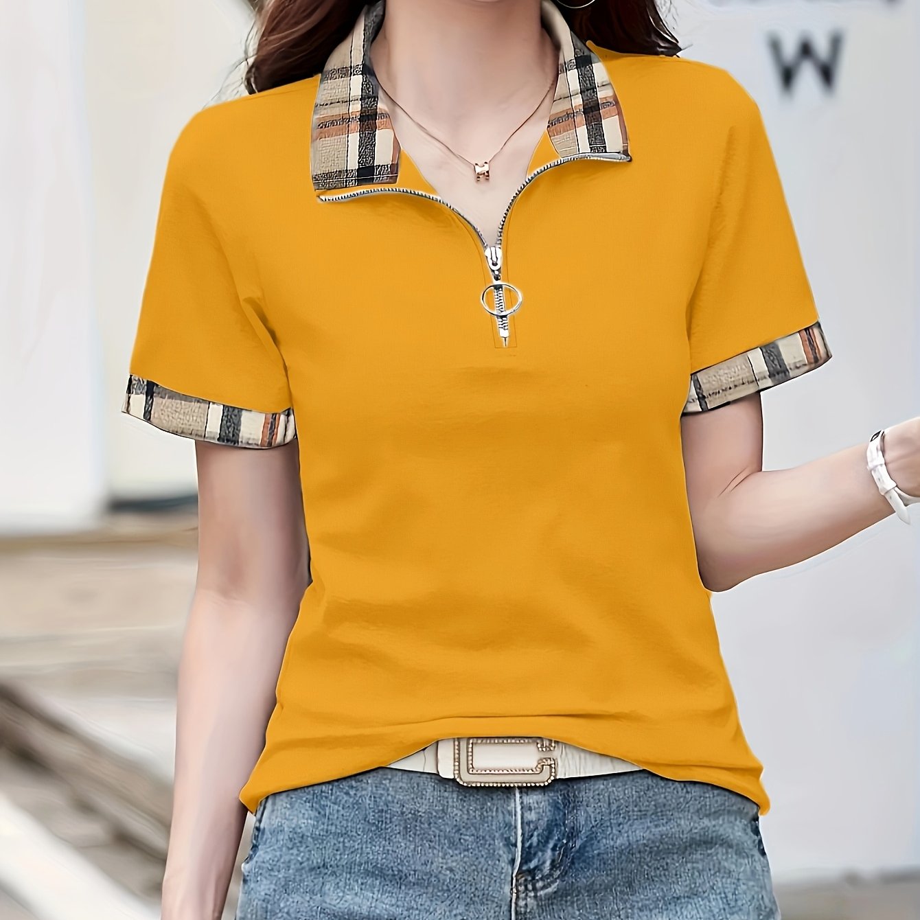 Damen Poloshirt mit Reißverschluss-Kragen und Karodetails – Modisches Freizeitshirt für Alltag und Ausgehen