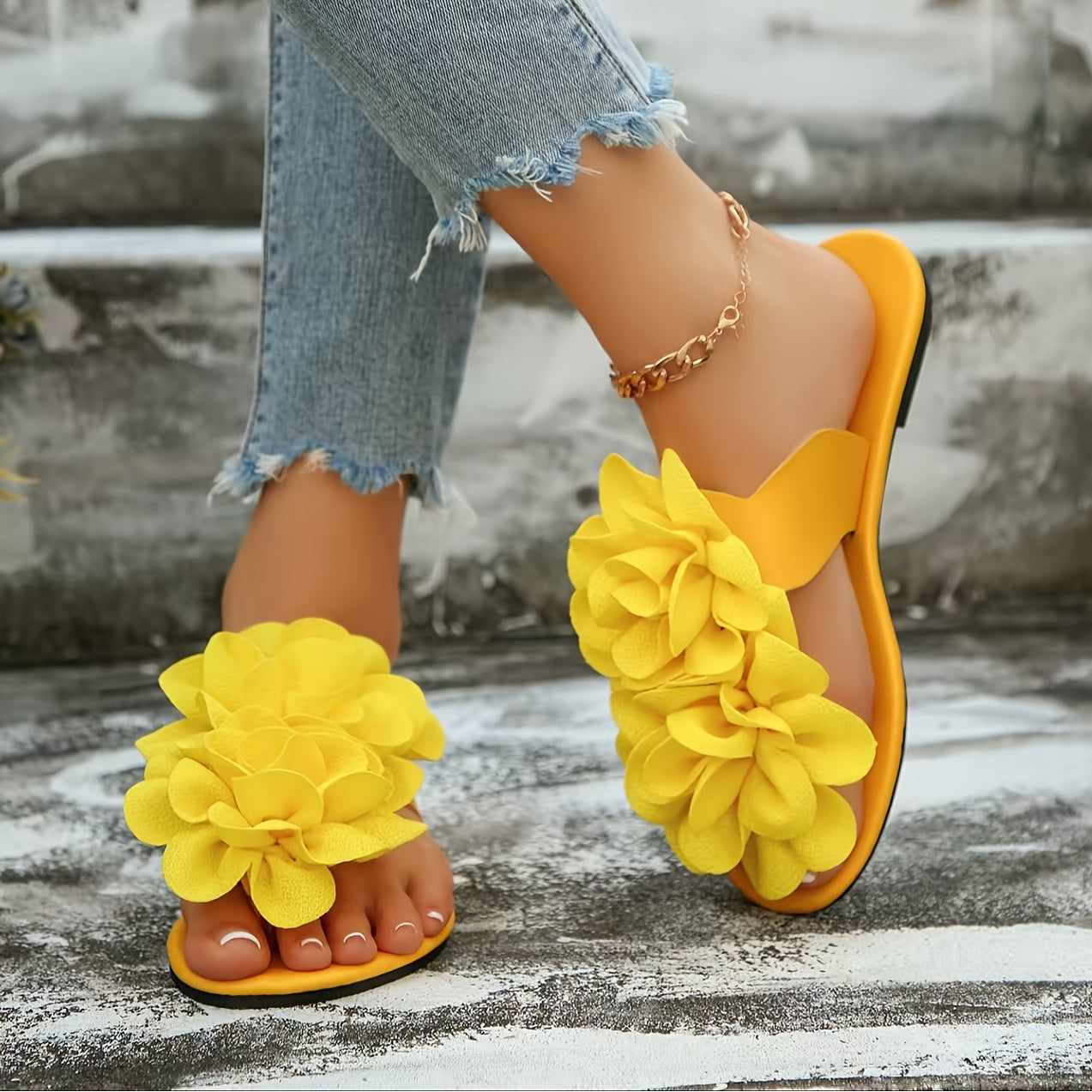 Damen Sandalen mit großer Blumenapplikation – Modische Slip-On Pantoletten für Freizeit und Alltag