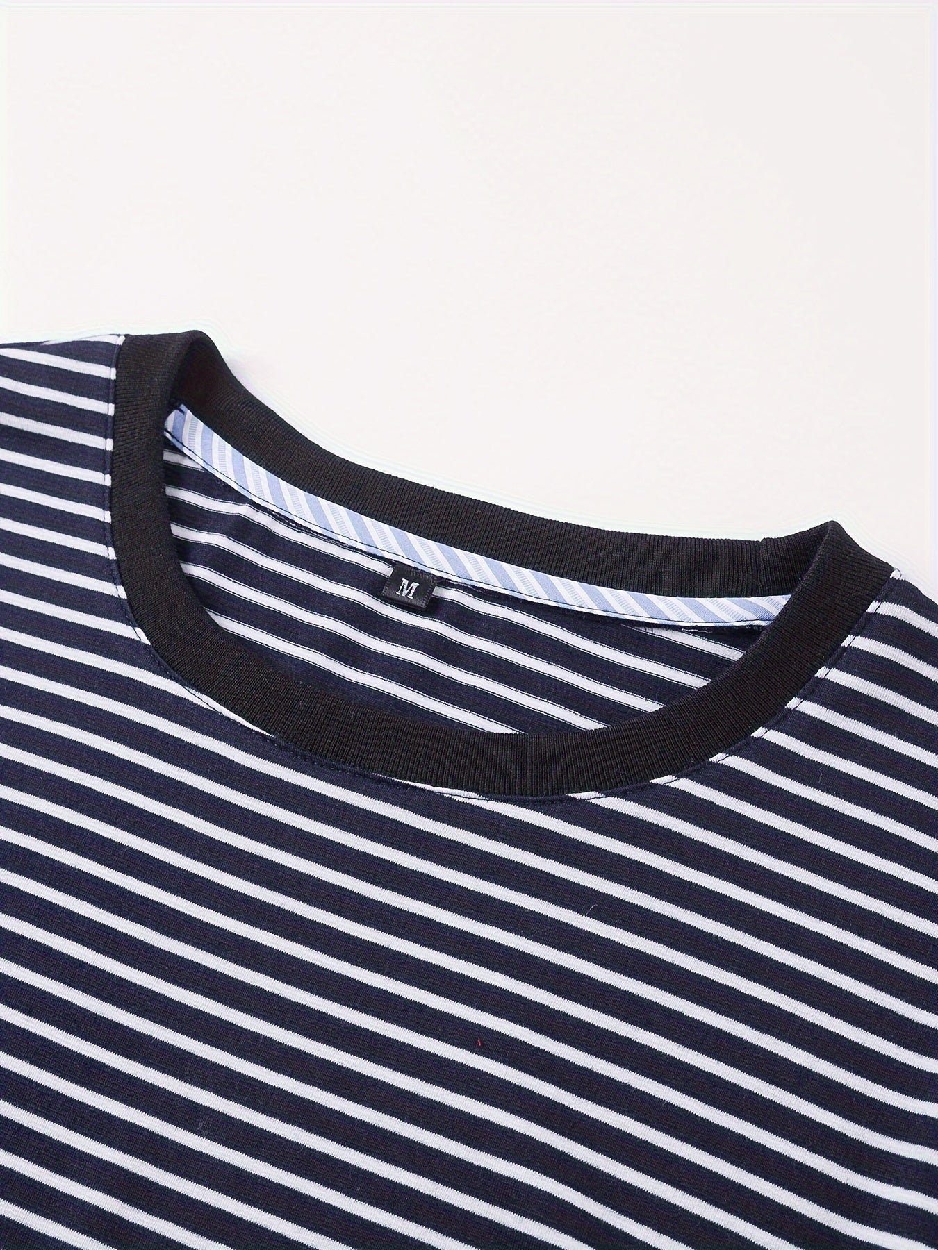 Herren T-Shirt mit Streifenmuster – Kurzarm, Zeitloser Stil, Vielseitig für Alltag und Freizeit