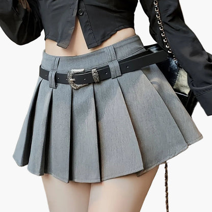 Damen Faltenrock mit Gürtel und Crop Bluse – Modischer Streetstyle für Alltag & Ausgehen