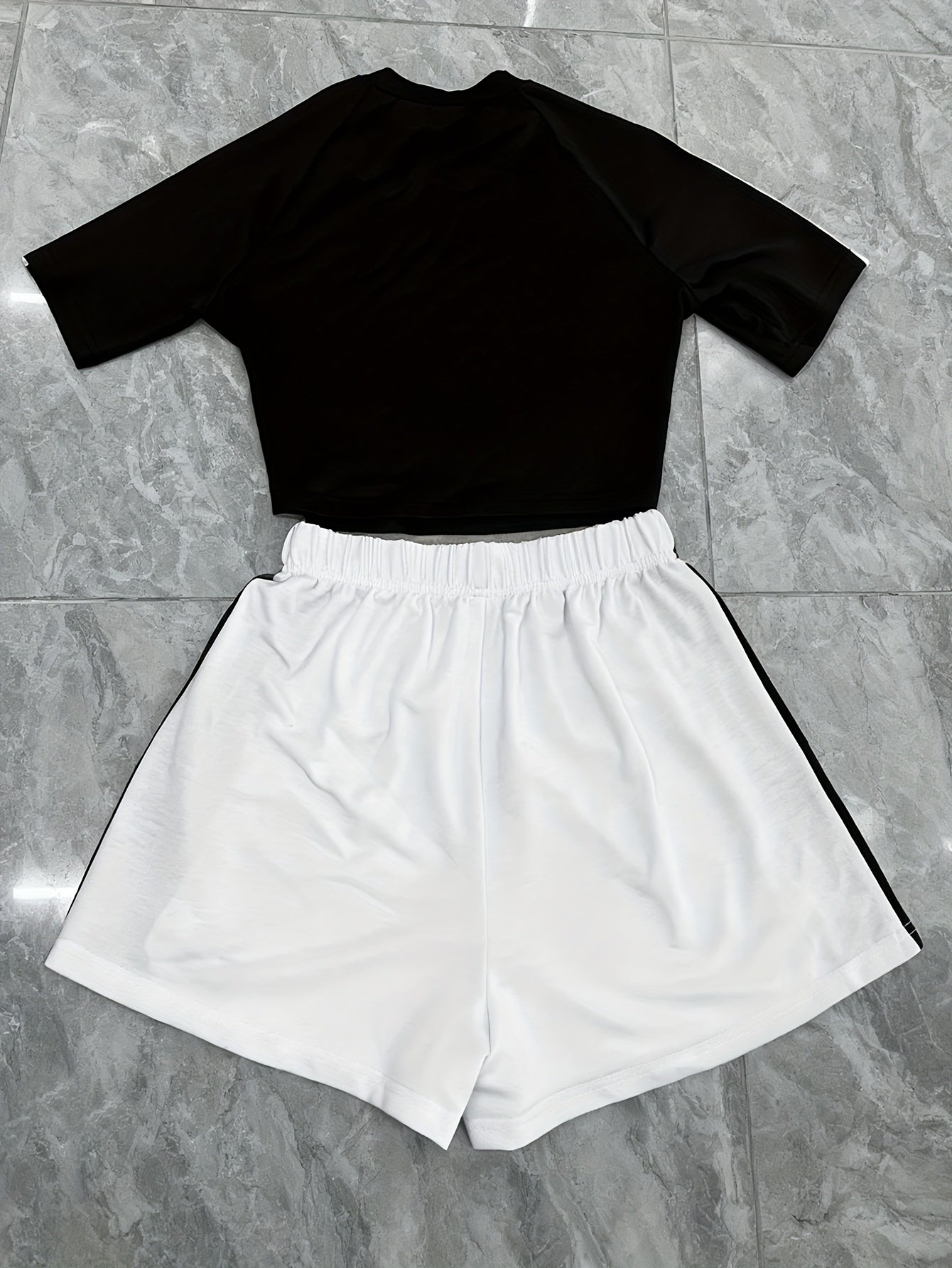 Damen Sportliches Zweiteiler Set – Modernes Crop Top und High-Waist Shorts, Athleisure Look, Fitness & Streetwear