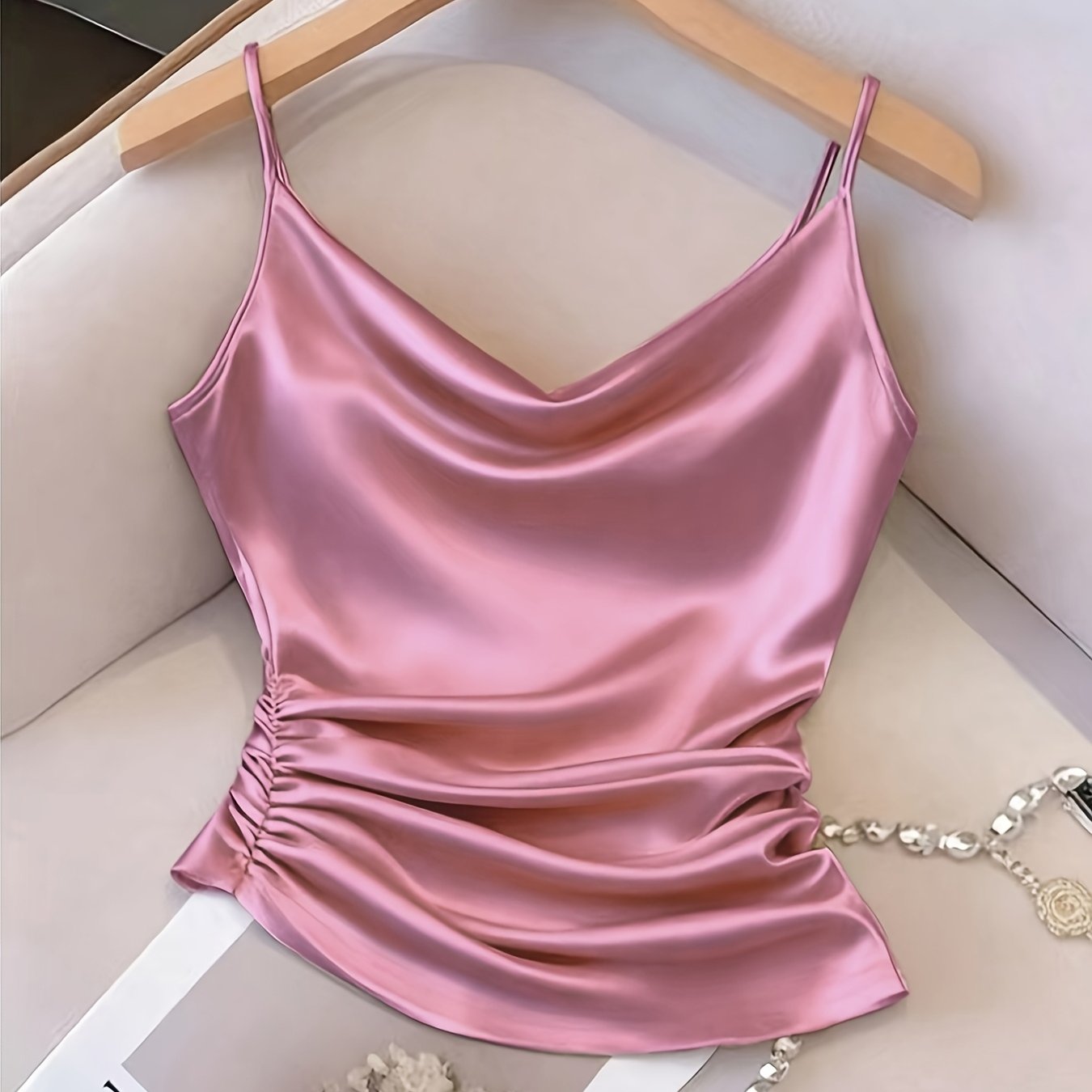 Damen Satin-Top mit Wasserfallausschnitt und Raffungen – Elegantes Camisole für besondere Anlässe