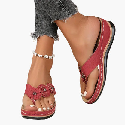 Damen Komfort-Sommersandalen mit Blumenapplikation und Keilsohle – Elegante Alltagsschuhe für Freizeit und Urlaub