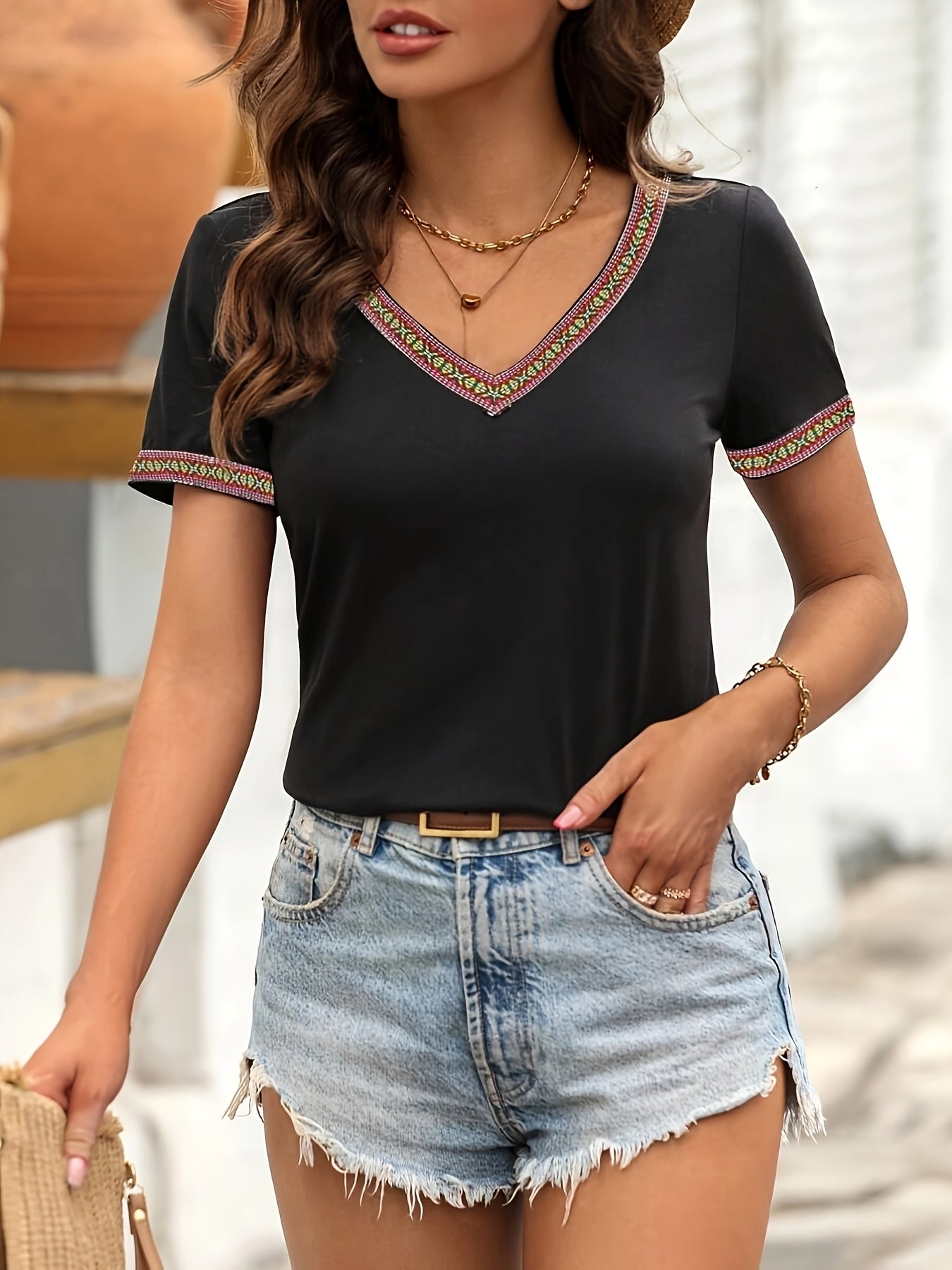 Damen T-Shirt mit Ethno-Bordüre und V-Ausschnitt – Sommer Freizeit Top, Boho-Stil