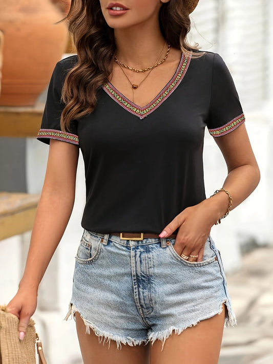 Damen T-Shirt mit Ethno-Bordüre und V-Ausschnitt – Sommer Freizeit Top, Boho-Stil
