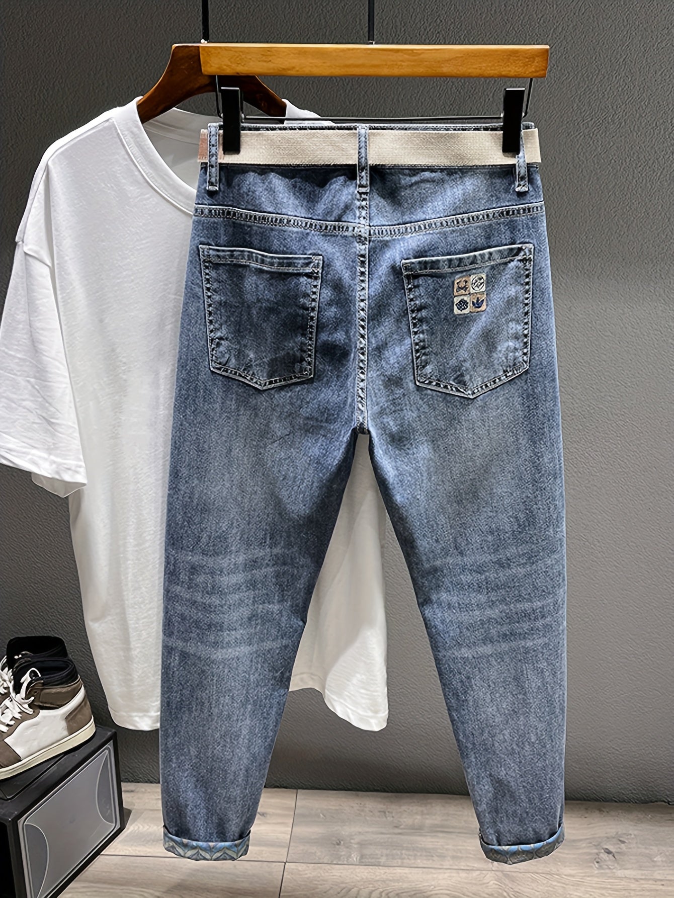 Herren Jeans im modernen Streetwear-Stil mit Gürtel – Lässige Denim-Hose für Alltag und Freizeit