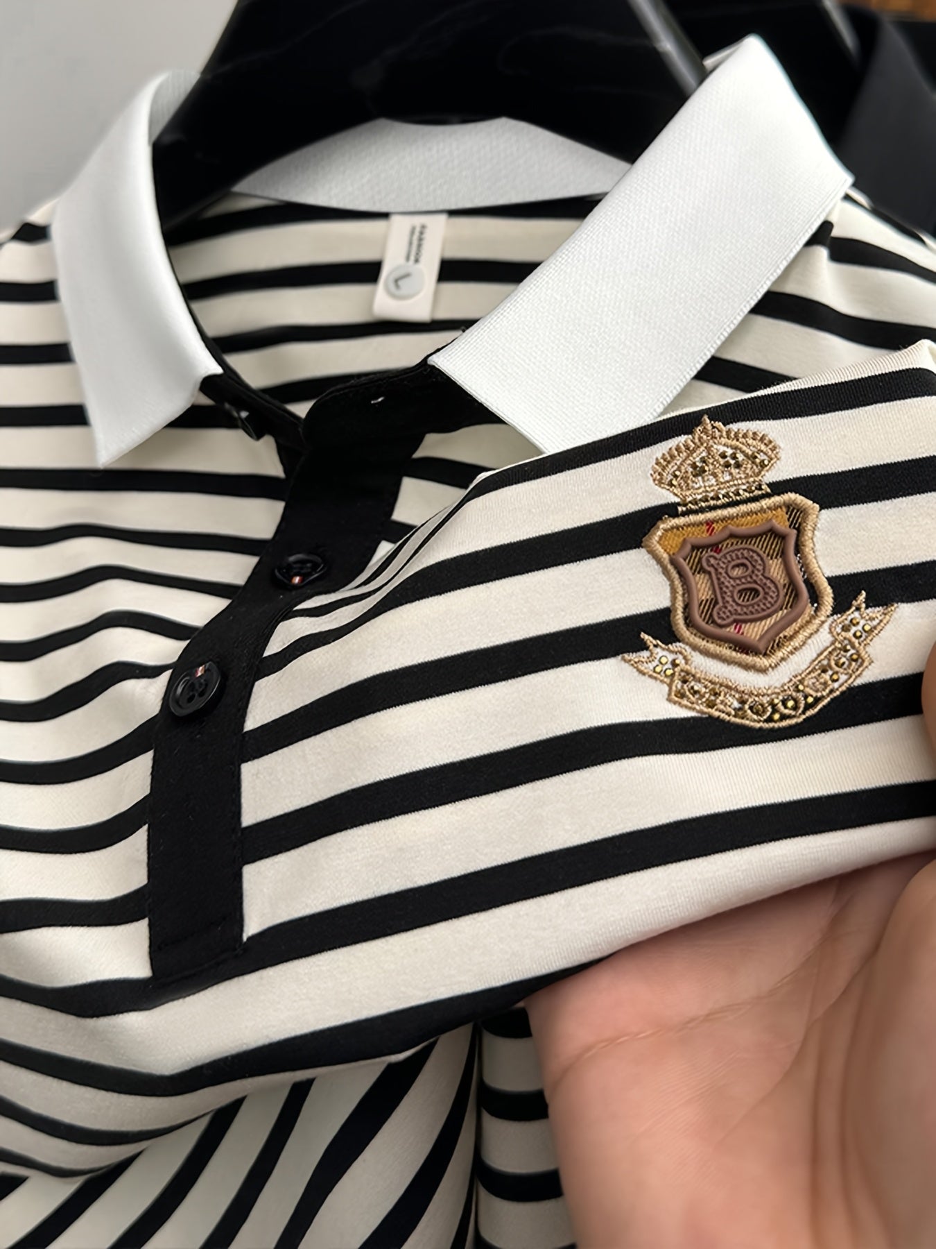 Herren Poloshirt mit Streifenmuster und Brust-Emblem – Klassisch, Kurzarm, Smart-Casual Stil