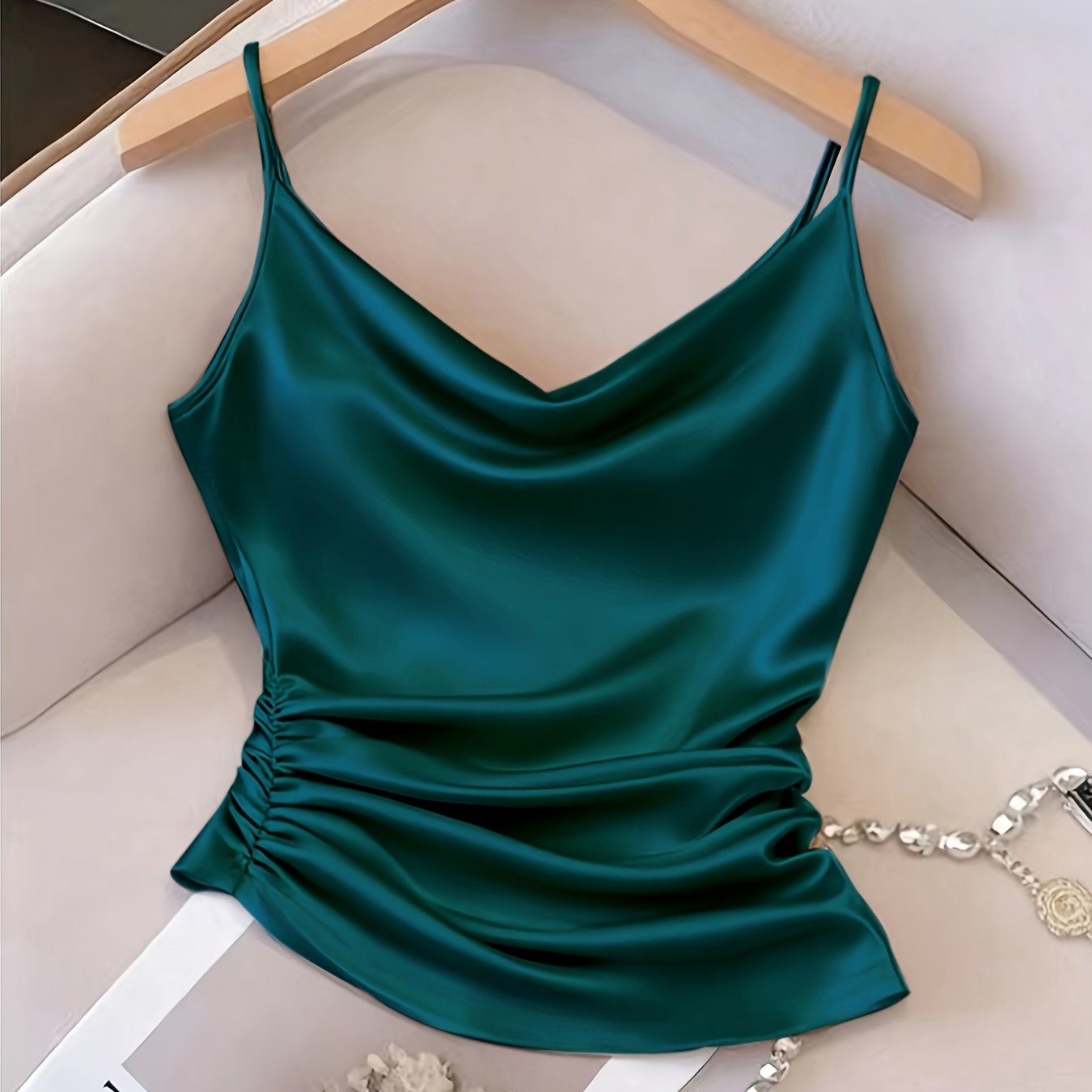 Damen Satin-Top mit Wasserfallausschnitt und Raffungen – Elegantes Camisole für besondere Anlässe