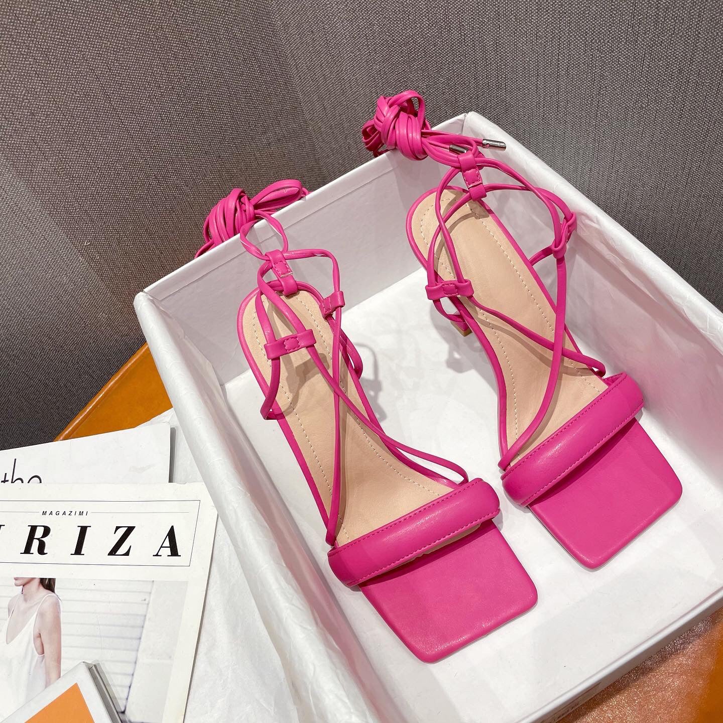 Margaret – Stiletto-Absatz mit Cutout und Knöchelriemen