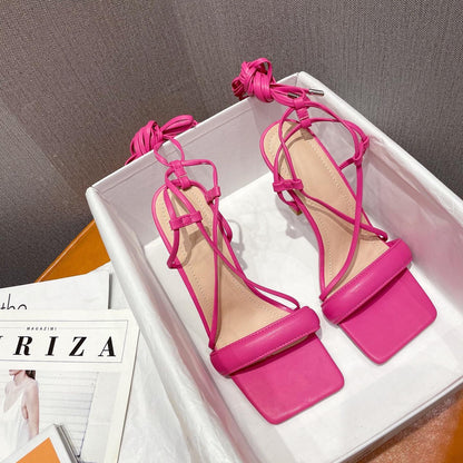 Margaret – Stiletto-Absatz mit Cutout und Knöchelriemen