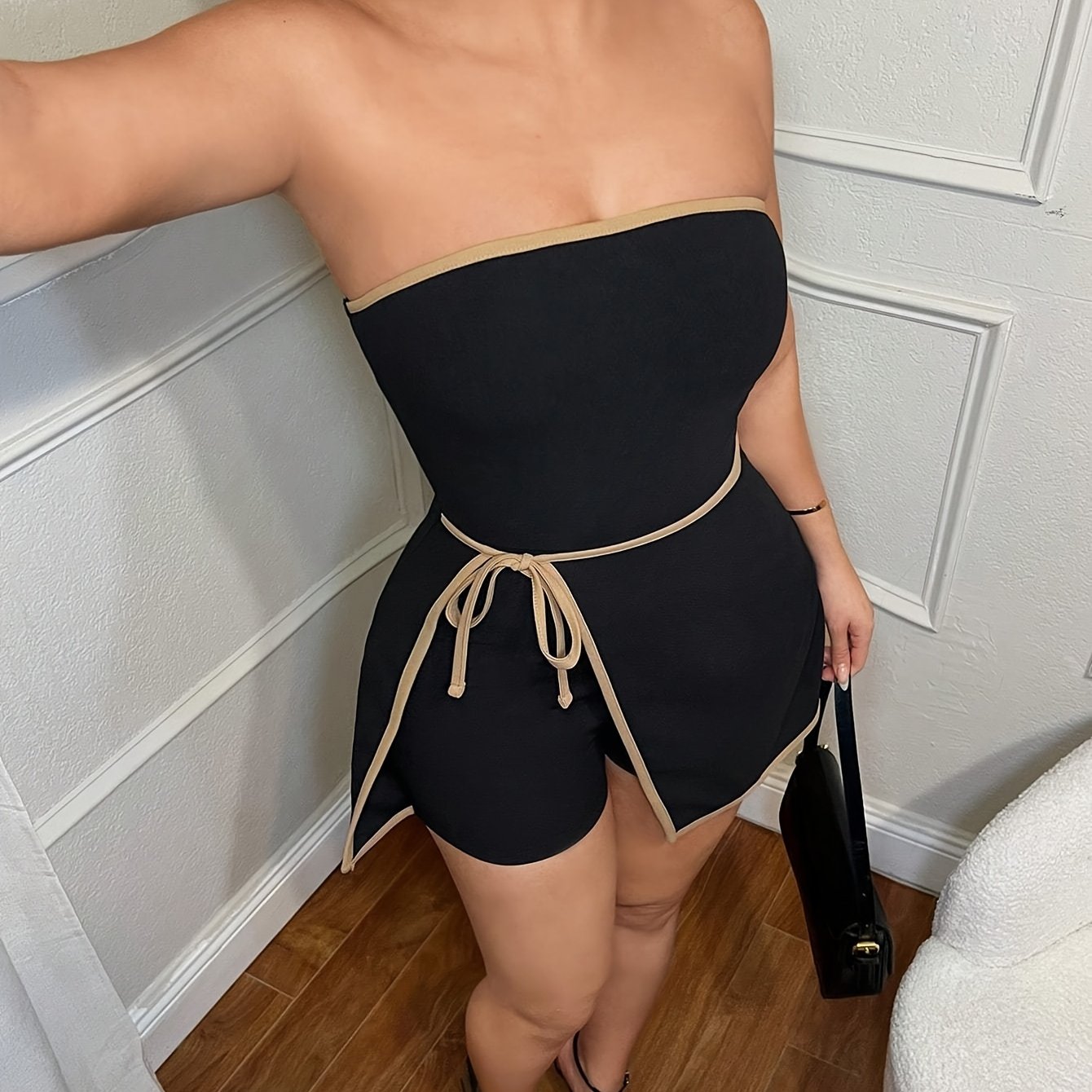 Damen Eleganter Bandeau Jumpsuit mit Gürtel und asymmetrischem Rock-Overlay – Stilvoller Einteiler für Alltag und Ausgehen