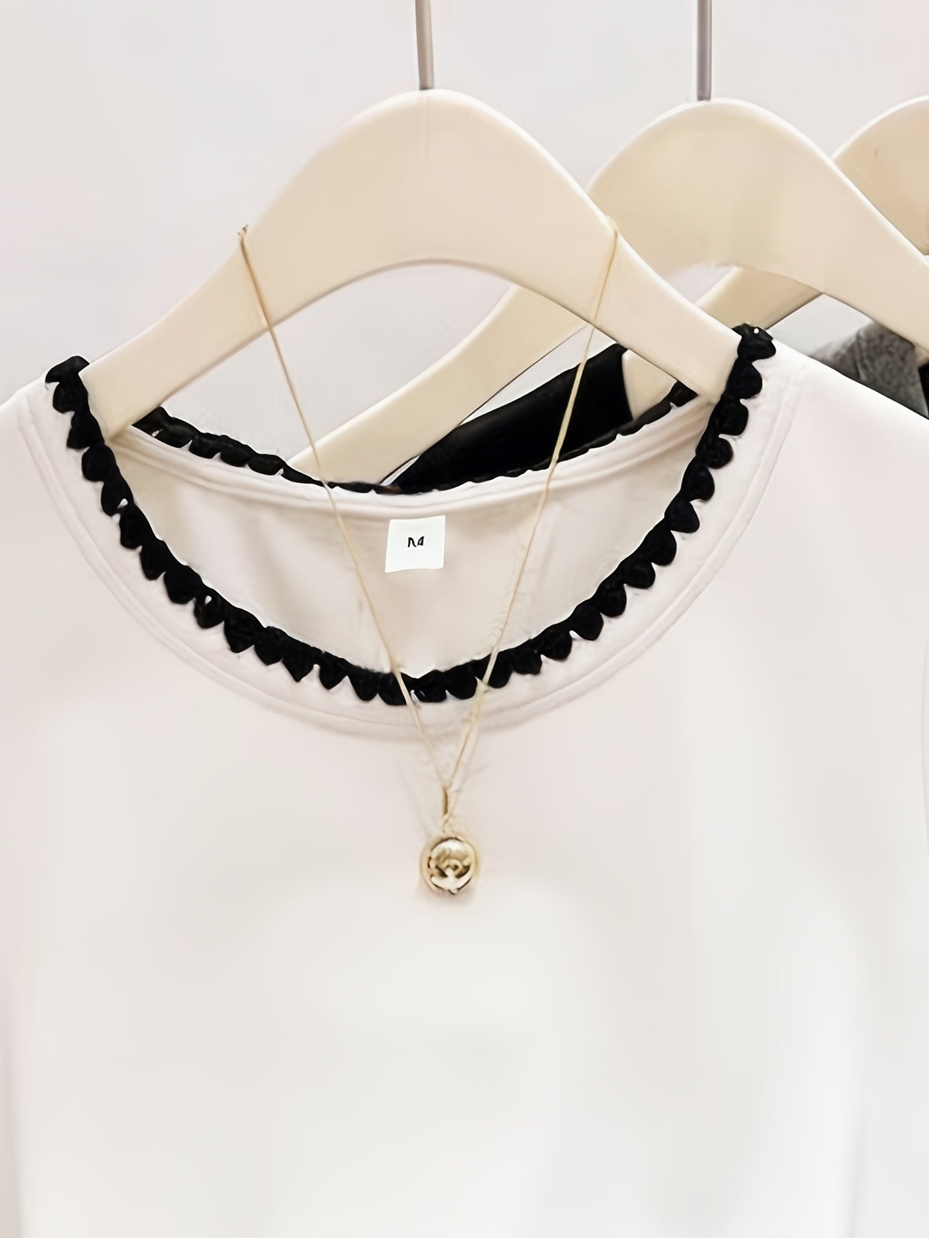 Damen Bluse mit Wellenkante und Rundhalsausschnitt – Eleganter Alltagsstil