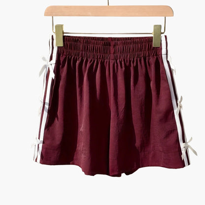 Damen Sommer Shorts mit Schleifendetail und sportlichem Streifen – Freizeit & Urlaub