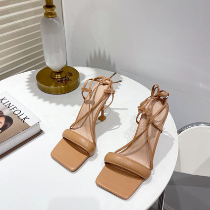Margaret – Stiletto-Absatz mit Cutout und Knöchelriemen
