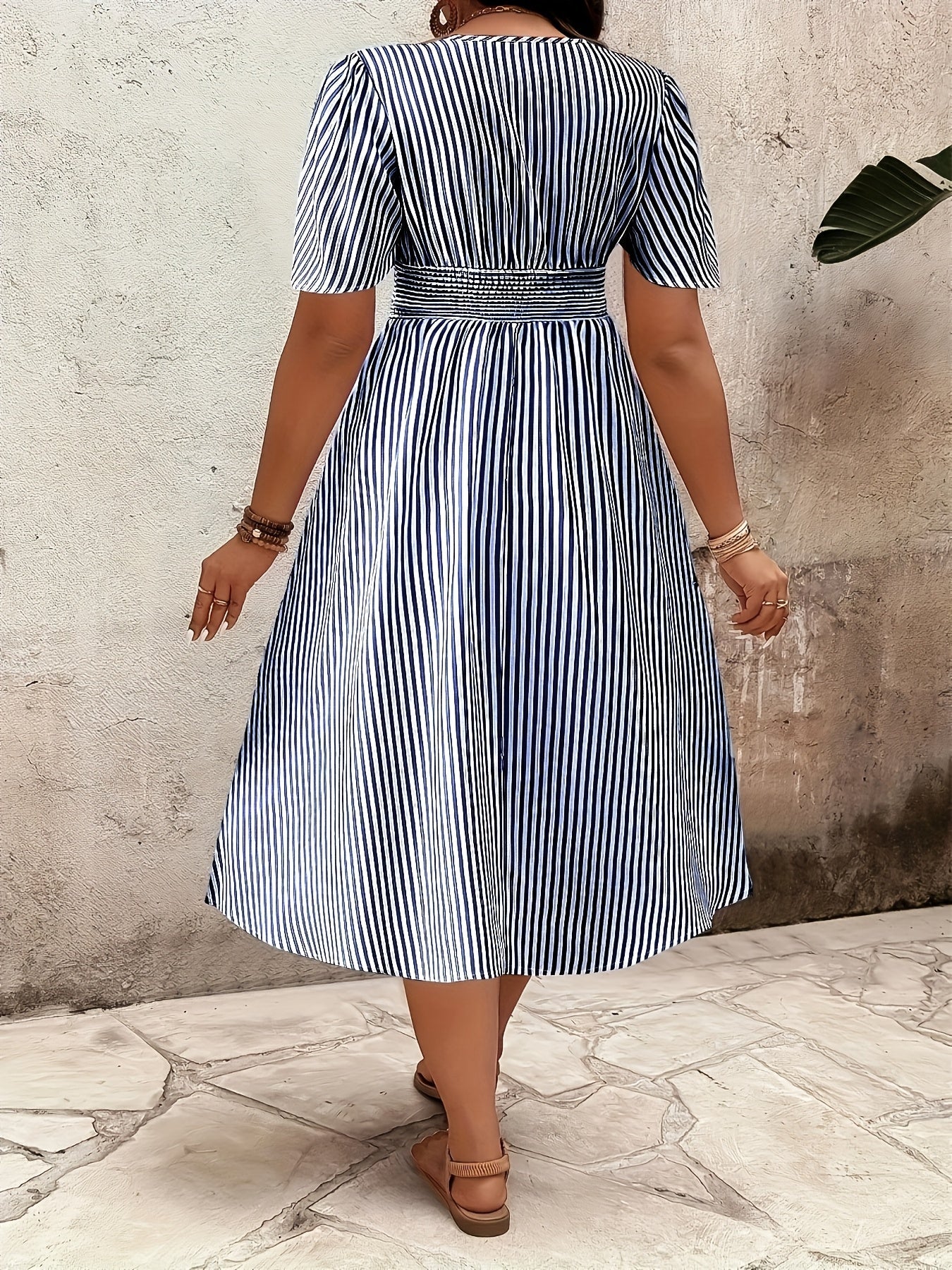 Damen Elegantes Streifen Midikleid mit Smokbund und V-Ausschnitt – Perfekt für besondere Anlässe