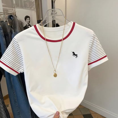 Damen T-Shirt mit Einhorn-Logo und gestreiften Ärmeln – Freizeitmode mit modernem Akzent