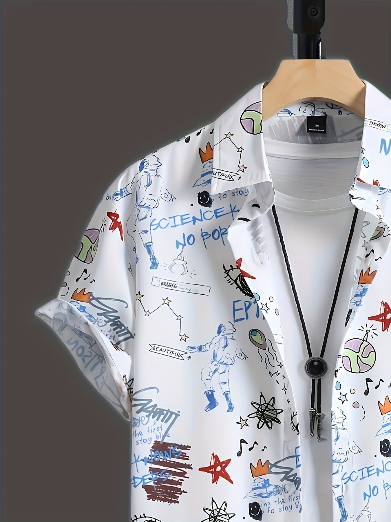 Herren Kurzarm Freizeithemd mit Graffiti-Print – Urban Streetwear Style
