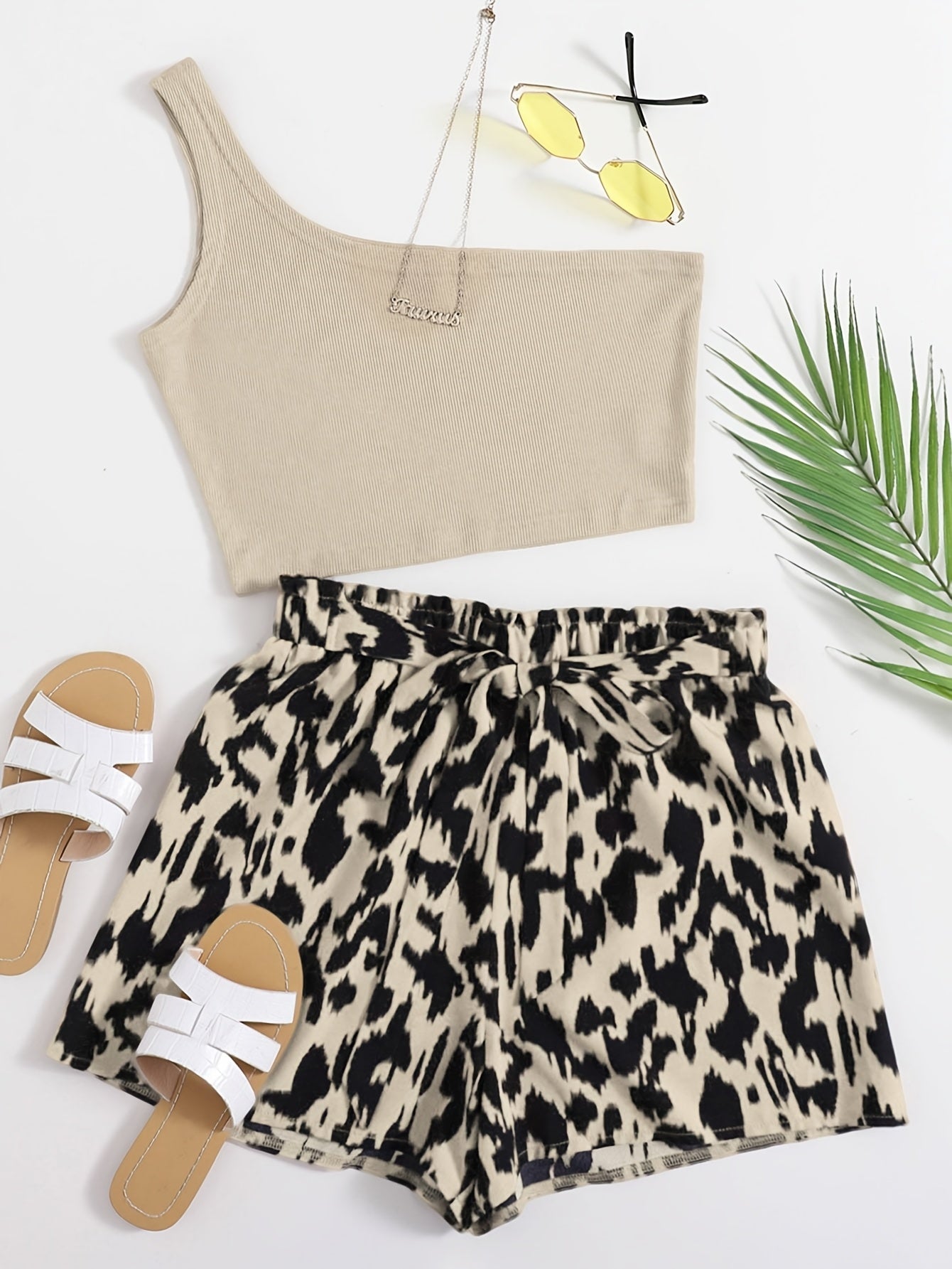 Damen Sommer Set mit Ein-Schulter-Top und Animalprint Shorts – Modisches Freizeit Outfit