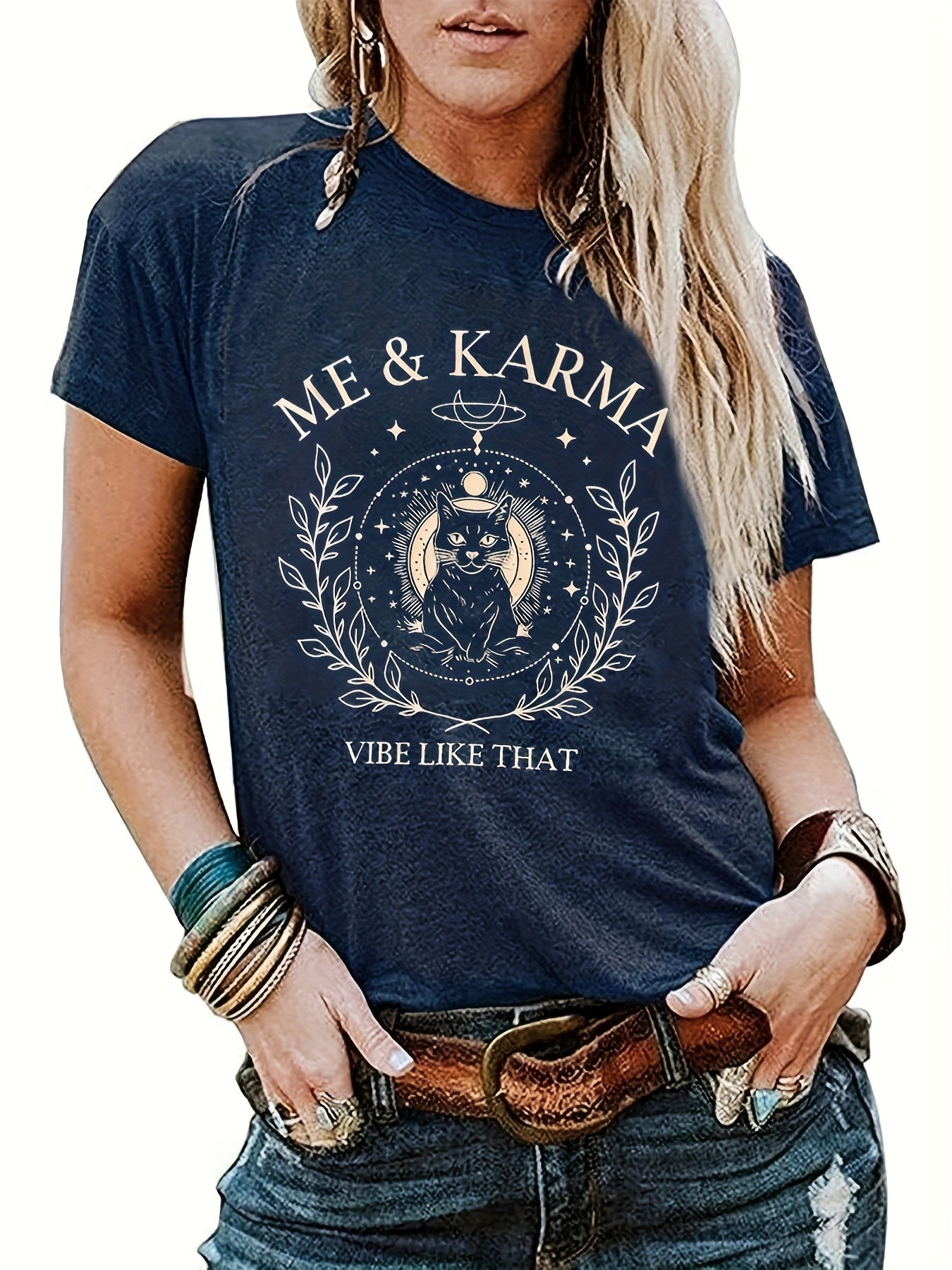 Damen Vintage T-Shirt mit Katze und Spruch 'Me & Karma Vibe Like That' – Mystisches Motiv, Perfekt für Alltag & Freizeit