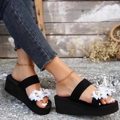 Damen Plateau-Sandalen mit Blumenapplikation – Modische Keilabsatz-Schuhe für Sommer und Freizeit