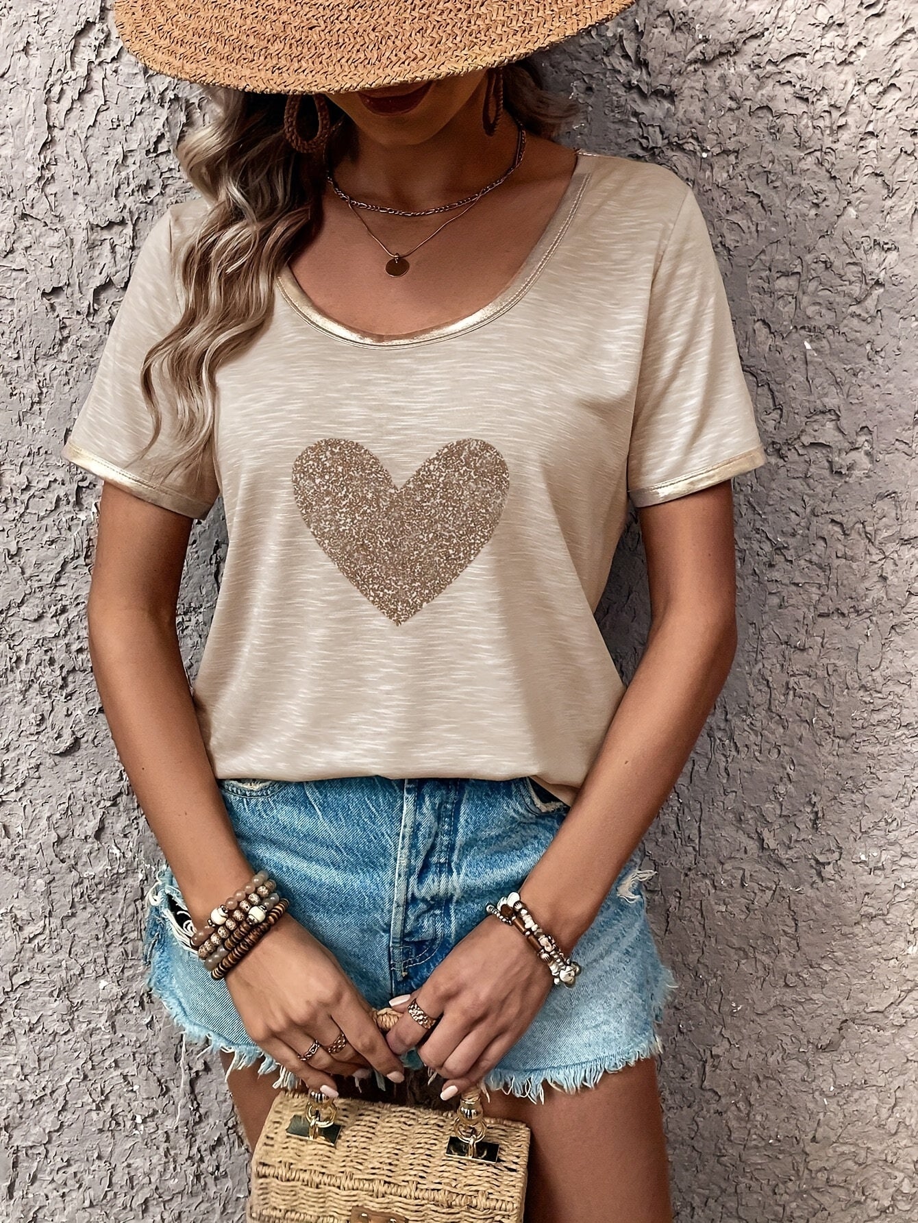 Damen T-Shirt mit Herzmotiv und Metallic-Details – Modisches Freizeitshirt, lässig und stilvoll