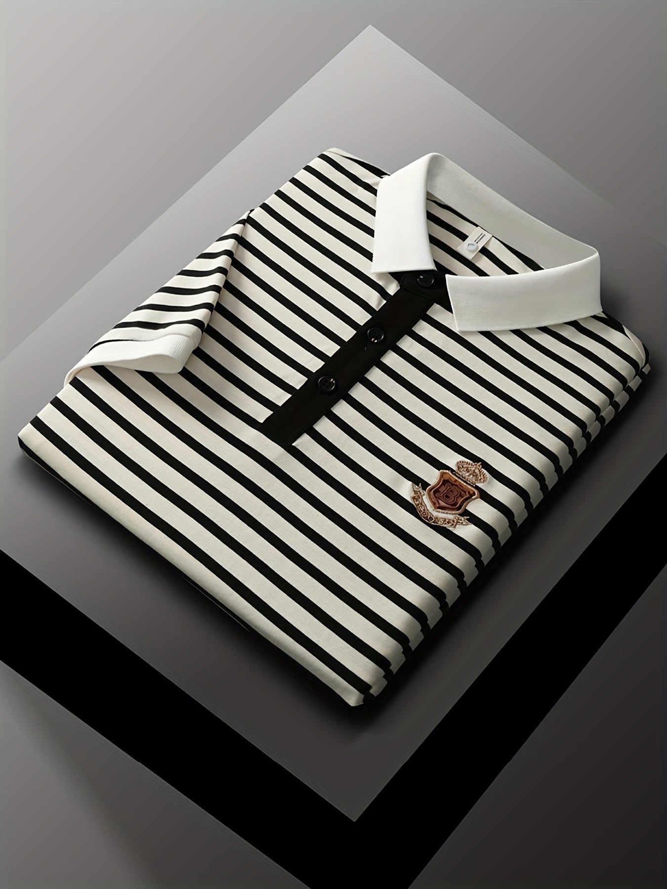 Herren Poloshirt mit Streifenmuster und Brust-Emblem – Klassisch, Kurzarm, Smart-Casual Stil