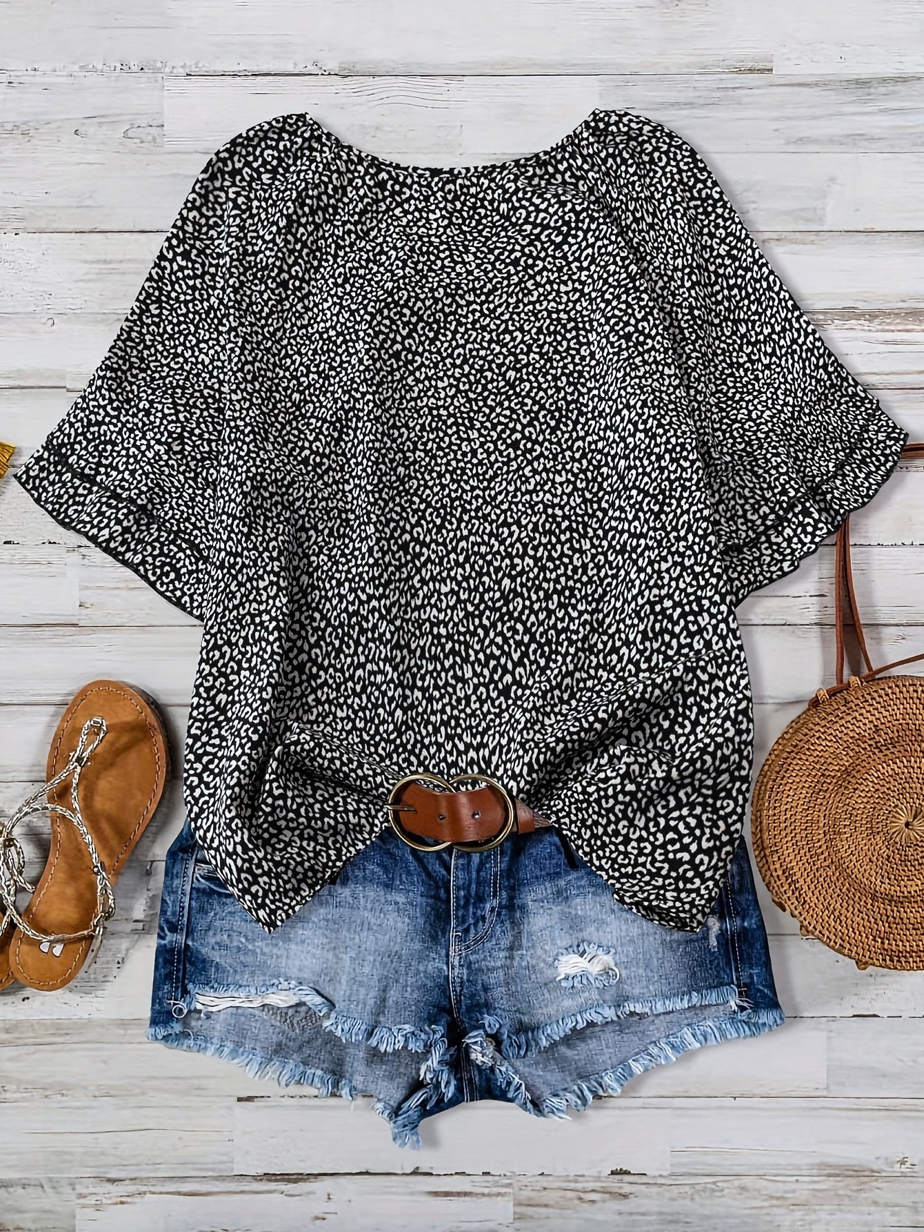 Damen Sommer Freizeitset mit Leoparden-Print Bluse, Jeansshorts und Accessoires – Perfekt für Urlaub & Alltag