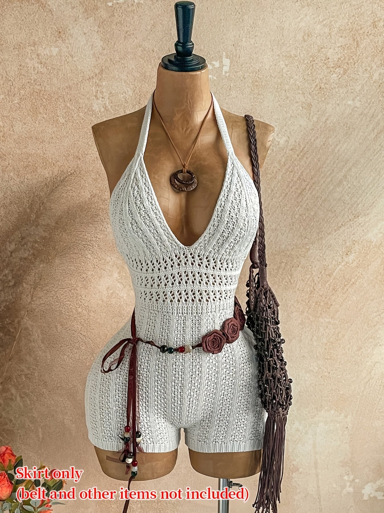 Damen Häkel-Strand-Overall mit tiefem Ausschnitt und Halterneck – Boho Stil für Sommer & Urlaub
