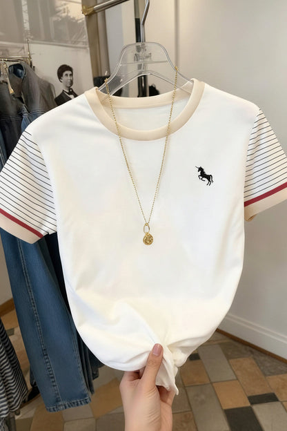 Damen T-Shirt mit Einhorn-Logo und gestreiften Ärmeln – Freizeitmode mit modernem Akzent