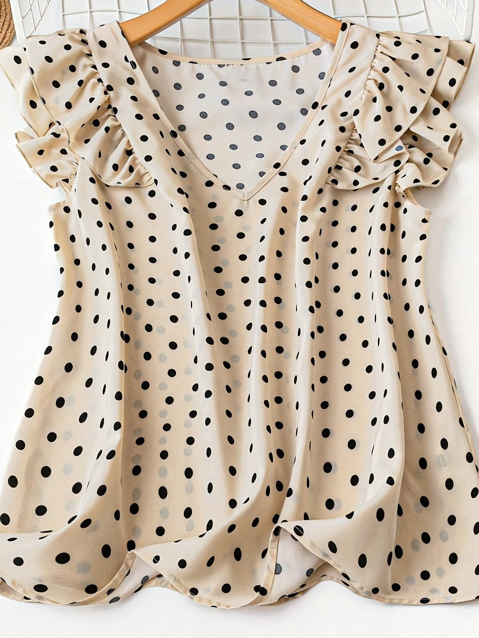 Damen Bluse mit V-Ausschnitt und Volantärmeln – Elegante Tupfen, Femininer Stil für Büro und Freizeit
