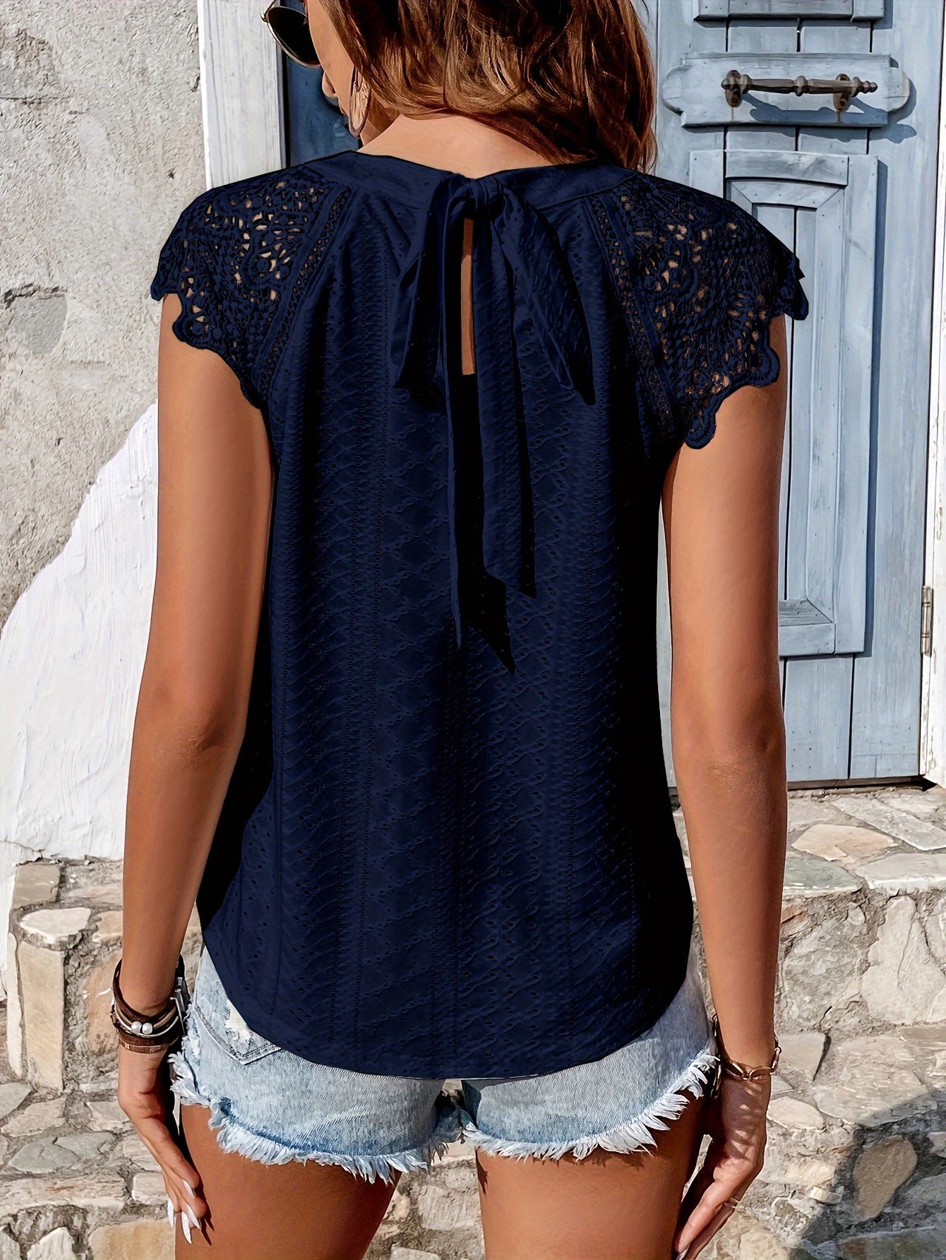Damen Spitzentop mit Häkelärmeln und Rückenschleife – Sommer Freizeit Bluse