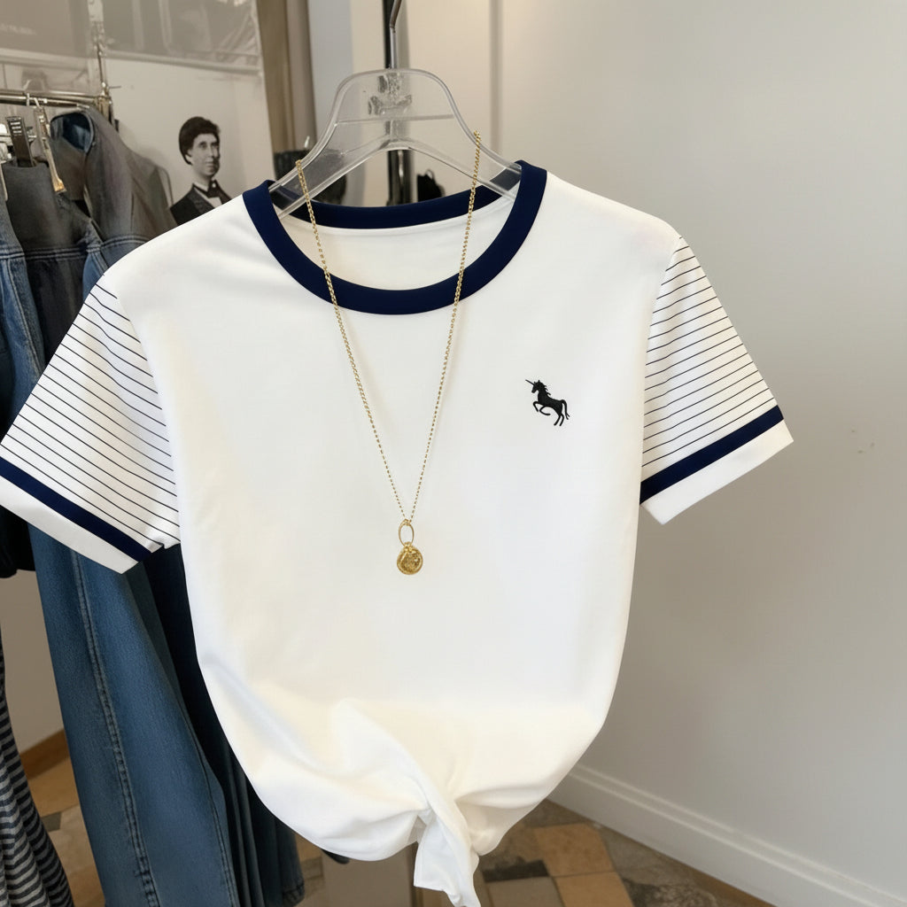 Damen T-Shirt mit Einhorn-Logo und gestreiften Ärmeln – Freizeitmode mit modernem Akzent
