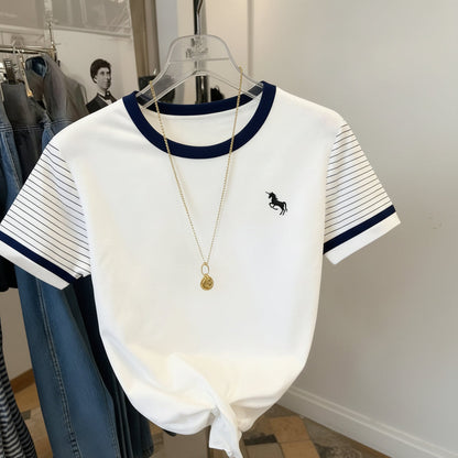 Damen T-Shirt mit Einhorn-Logo und gestreiften Ärmeln – Freizeitmode mit modernem Akzent