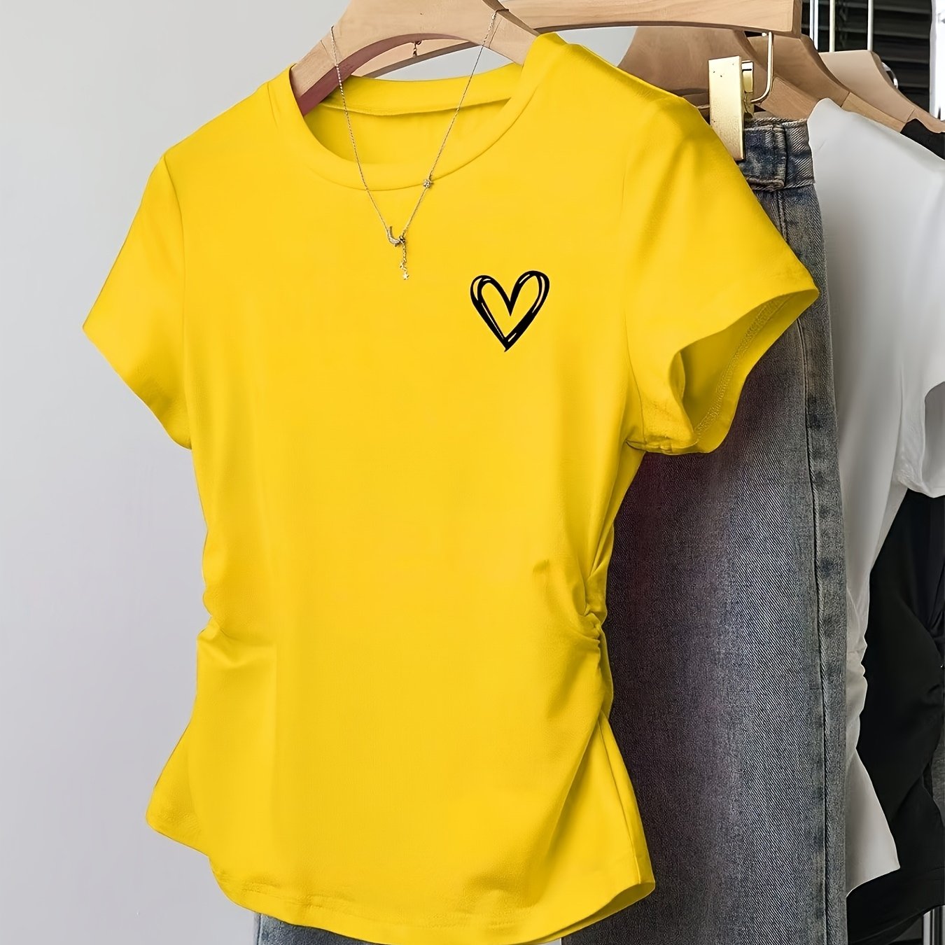 Damen T-Shirt mit Herz-Print und modernem Schnitt – Ideal für Freizeit und Alltag