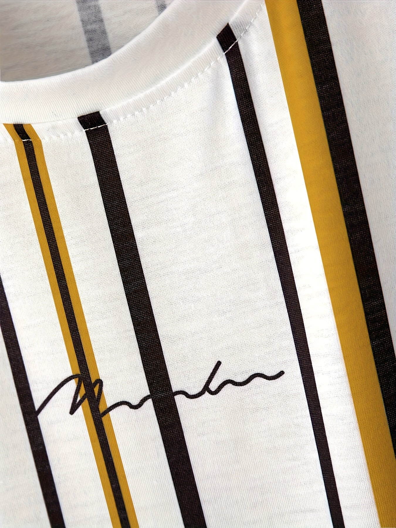 Herren T-Shirt mit vertikalem Streifenmuster und modernem Grafik-Print – Freizeit & Streetstyle