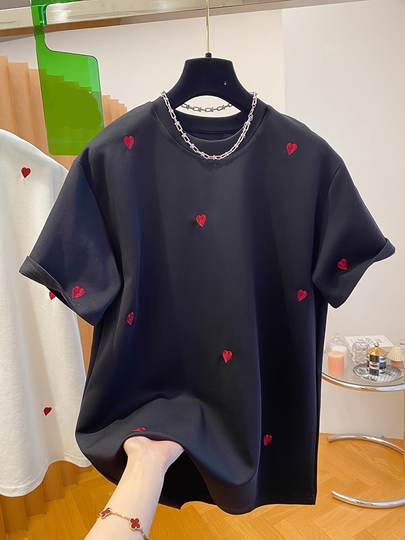 Damen T-Shirt mit gestickten Herzmotiven – Modisches Freizeitshirt für Alltag und Streetstyle