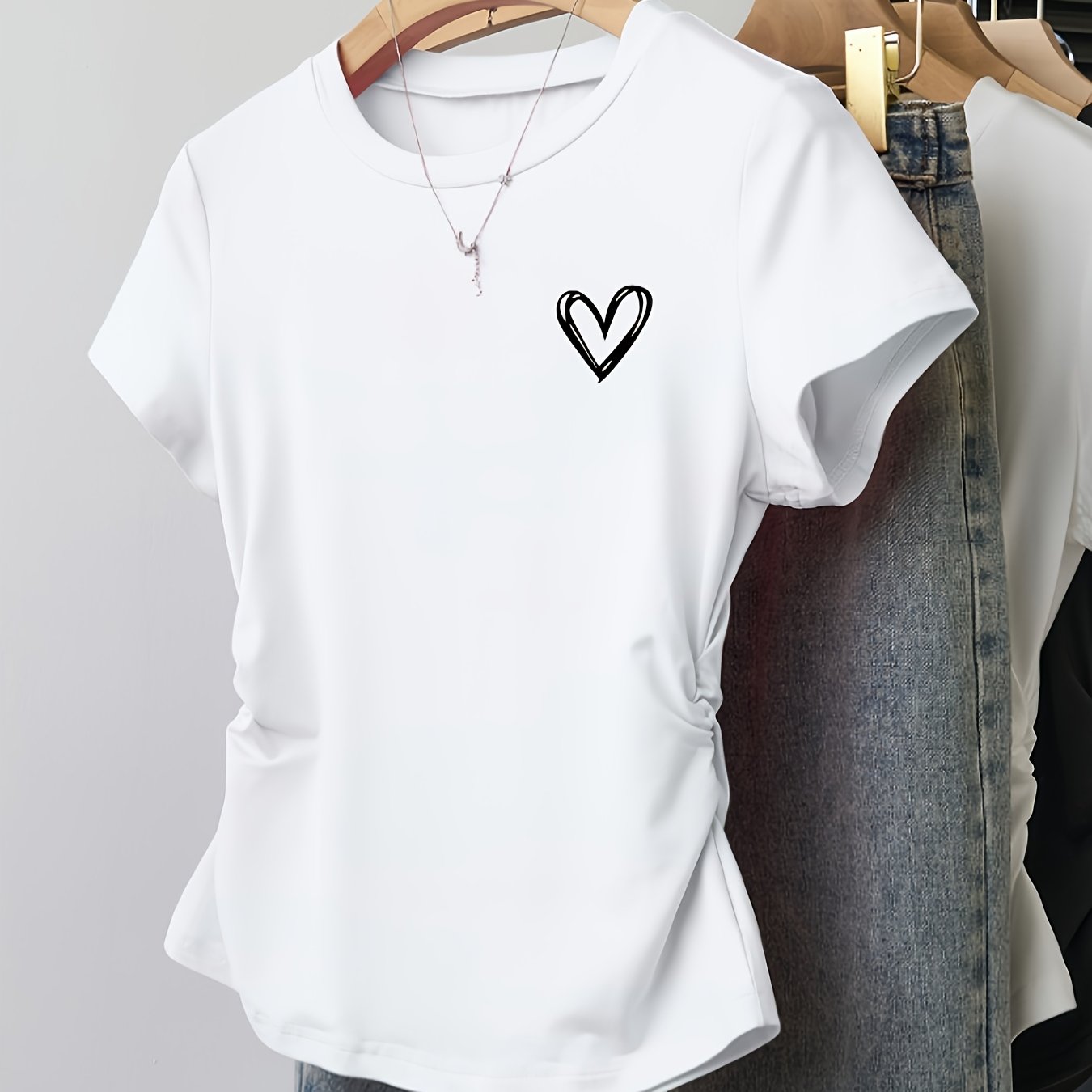 Damen T-Shirt mit Herz-Print und modernem Schnitt – Ideal für Freizeit und Alltag