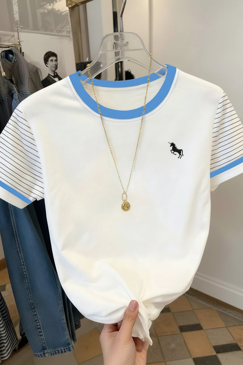 Damen T-Shirt mit Einhorn-Logo und gestreiften Ärmeln – Freizeitmode mit modernem Akzent