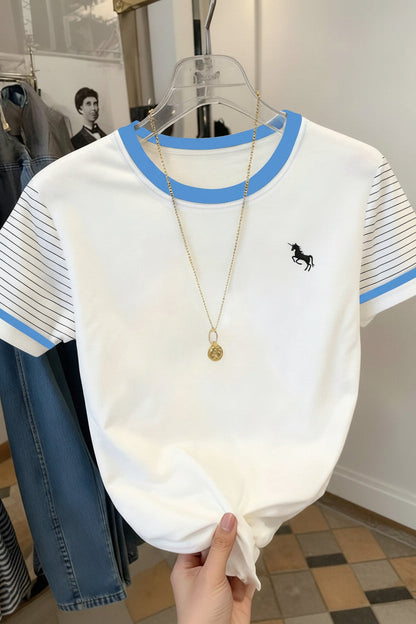 Damen T-Shirt mit Einhorn-Logo und gestreiften Ärmeln – Freizeitmode mit modernem Akzent