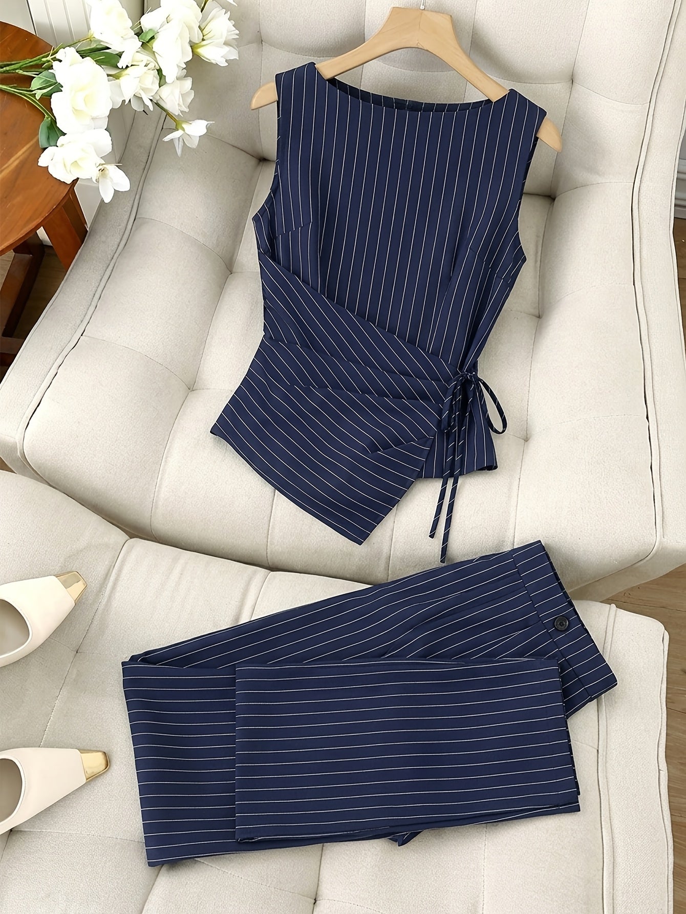 Damen Business Set mit Nadelstreifen – Ärmelloses Wickel-Top und Elegante Hose