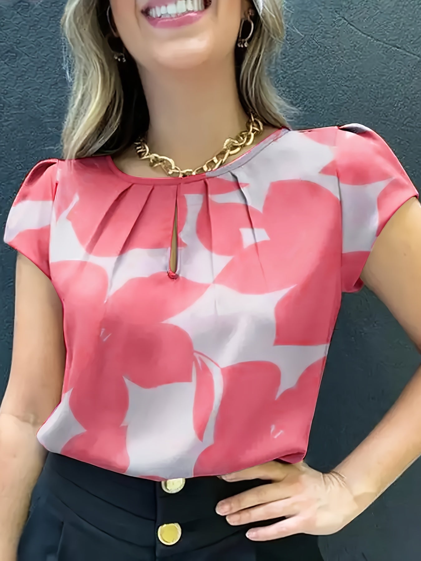 Damen Bluse mit abstraktem Muster und Falten-Detail – Elegante Sommer-Office-Mode