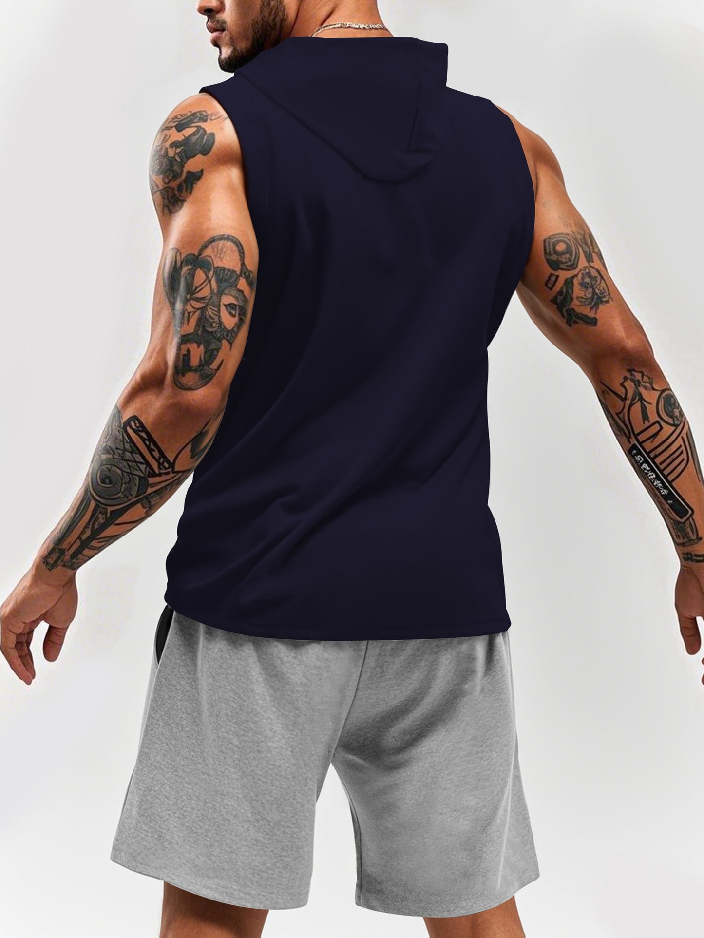 Herren Fitness Set mit Kapuzen-Ärmelloshirt und Shorts mit Kreuz-Print – Sportlicher Streetstyle Zweiteiler
