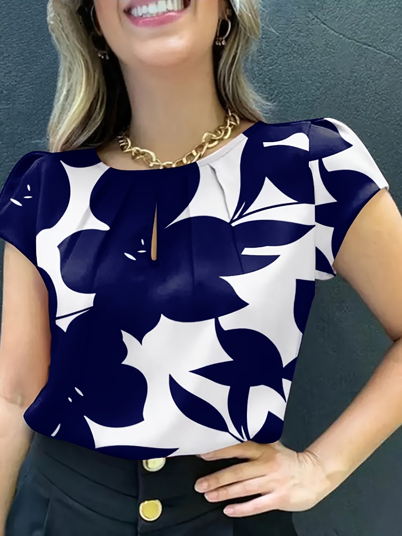Damen Bluse mit abstraktem Muster und Falten-Detail – Elegante Sommer-Office-Mode