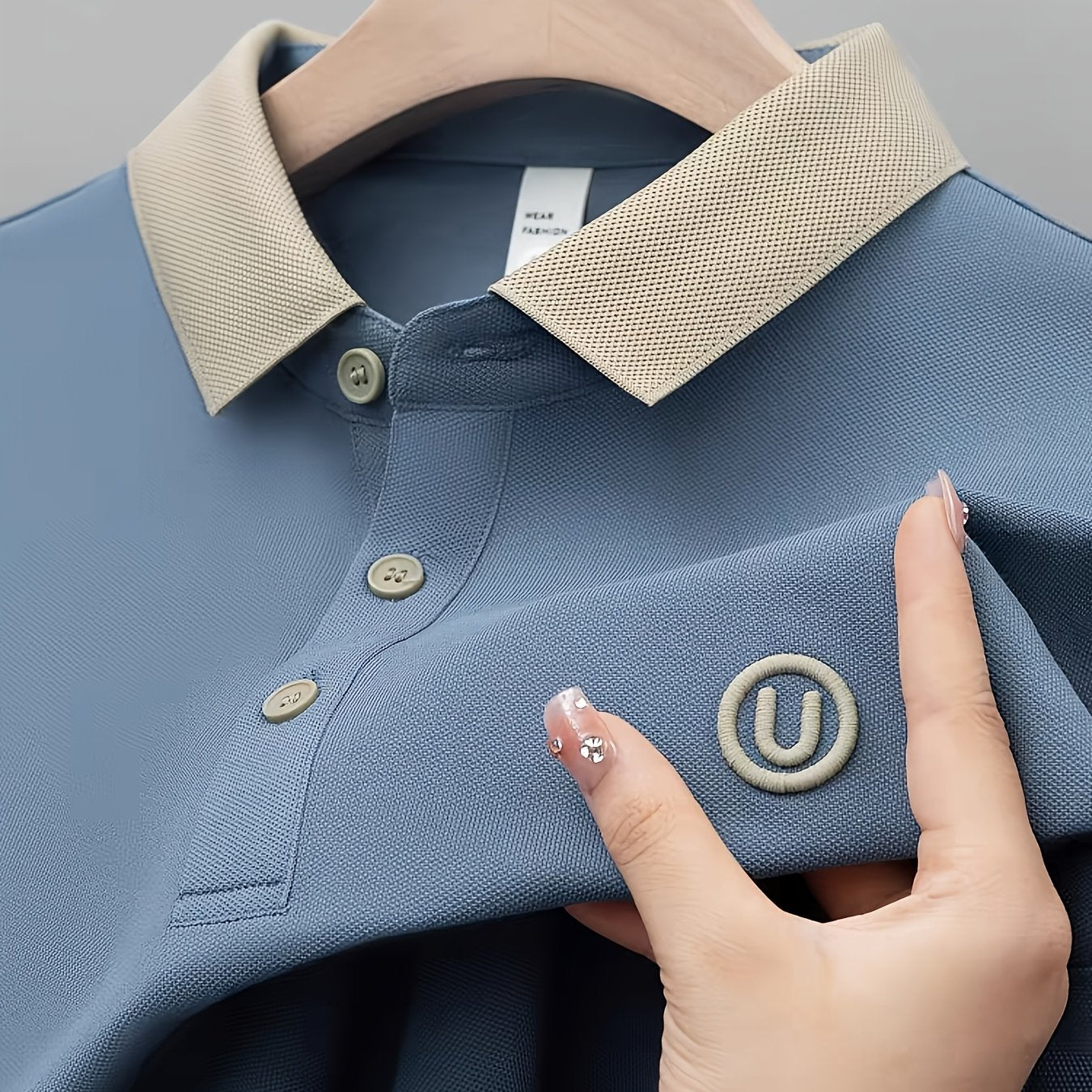 Herren Polohemd im Casual-Stil mit Kontrastkragen und dezentem Logo – Perfekt für Alltag und Freizeit